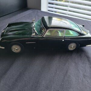 Chrono 1:18 Scale Model Car Aston Martin Black DB5 1963 RARE Vintage Collectible